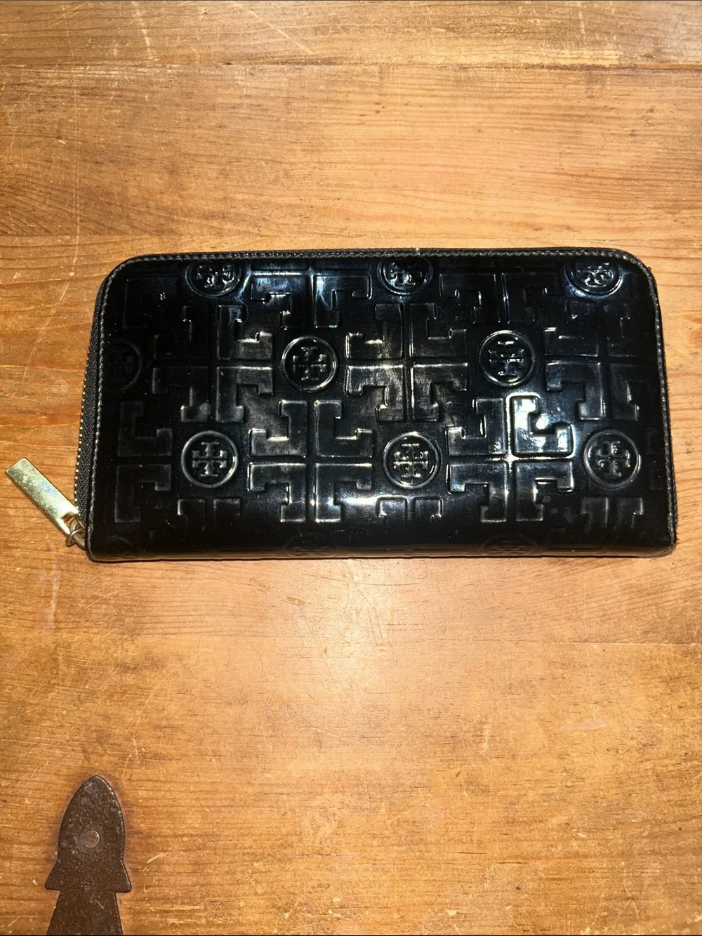 Tory Burch Black Patent Leather Embossed Logo Zip Around Continental Wallet